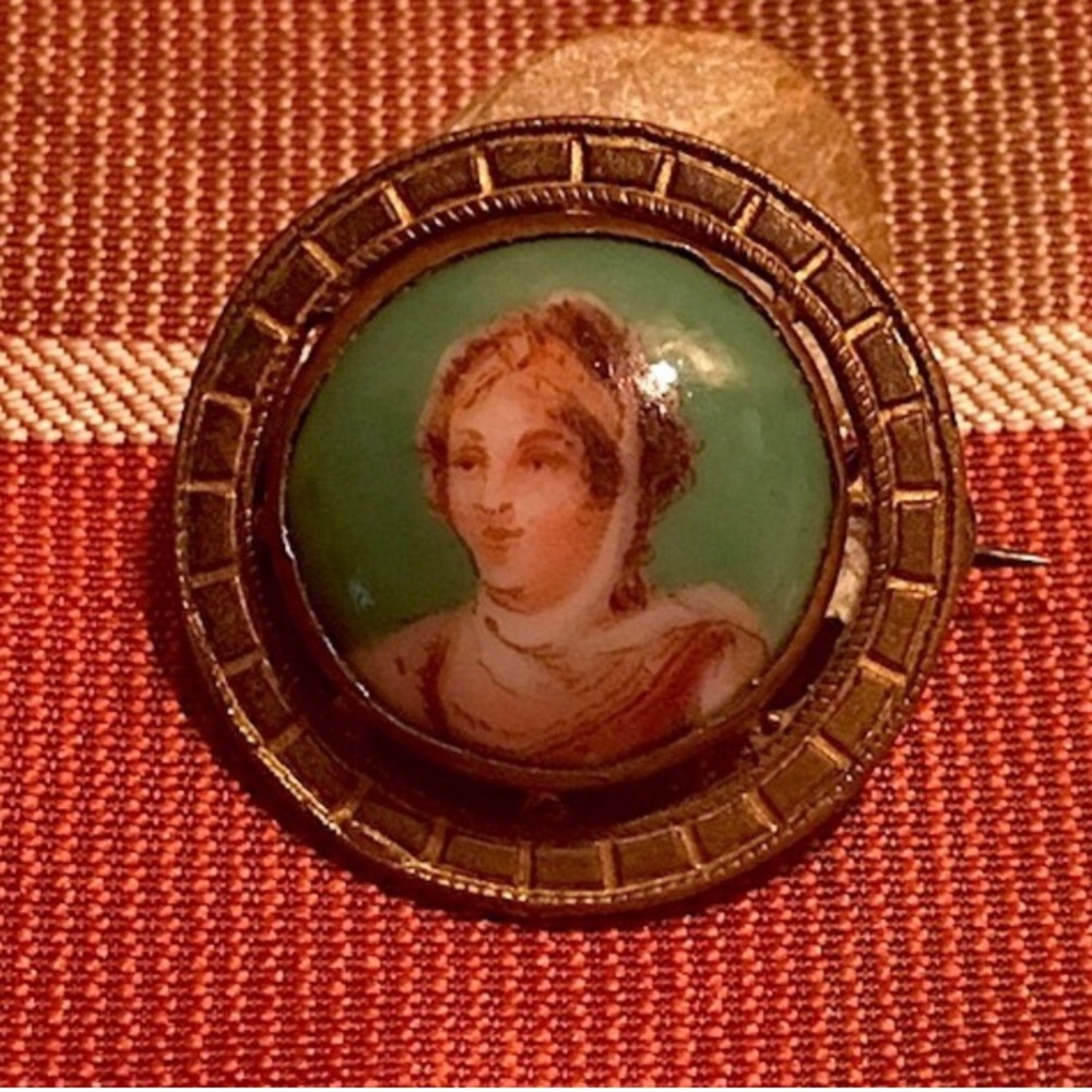 Antique brooch! Unknown figure. Rare.